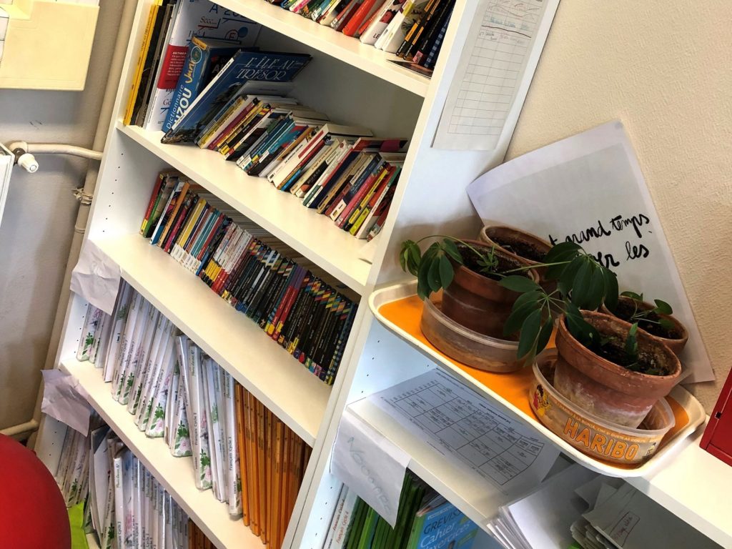 Etagère à livre de la classe flexible du collège Lestonnac à Lyon