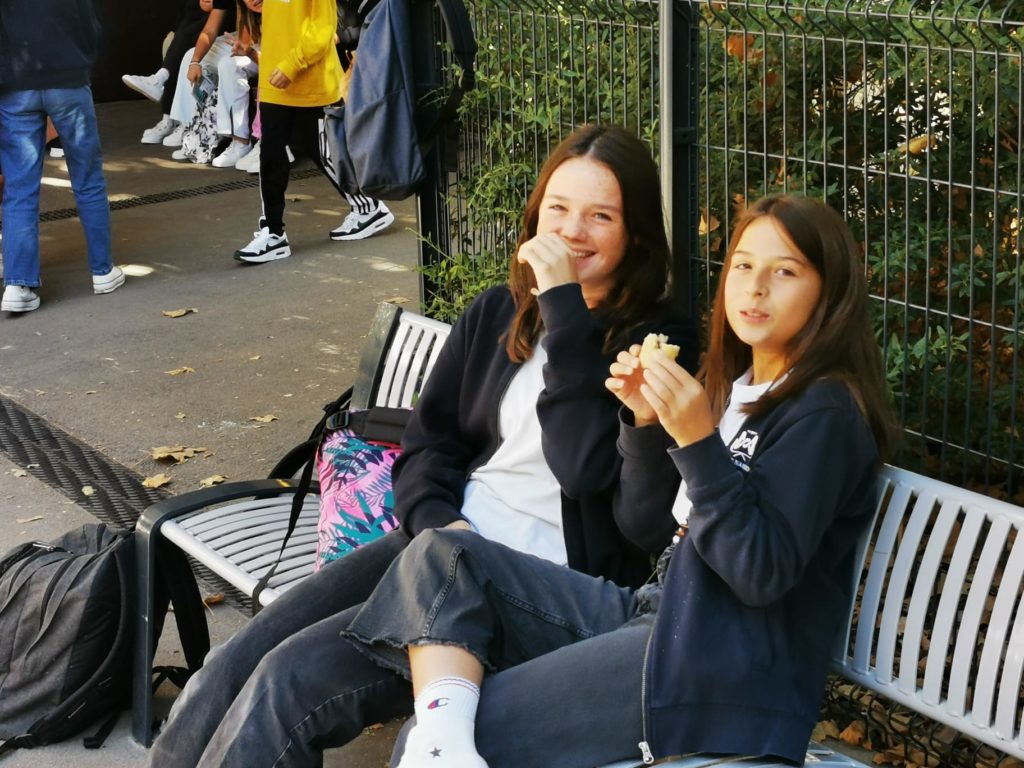 Collège Sévigné à Narbonne - Jeunes filles souriantes